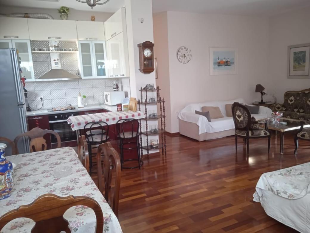 Vila N Dervishi Vlorë Exteriör bild